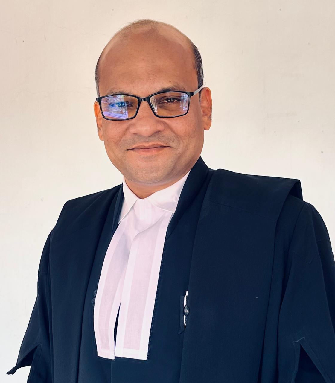 Portrait of Shri Ameet Kumar Deshpande, Senior Advocate.
